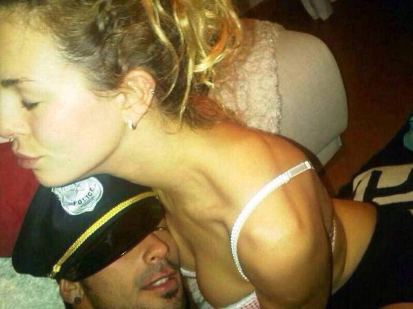 Notte di passione per Ezequiel Lavezzi e Yanina Screpante: spuntano su Internet foto hard della coppia e le immagini fanno il giro del mondo. L&#39;attaccante del Psg ha un cappello da poliziotto, lei  mezza nuda. Twitter
